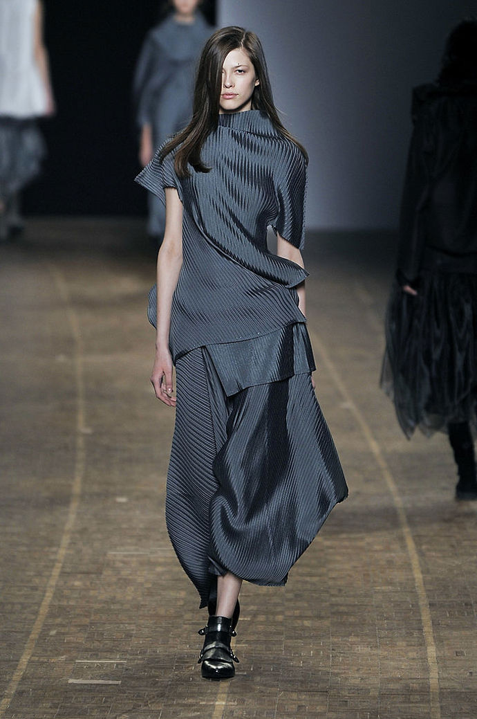  Plisovaný model Issey Miyake z přehlídky z roku 2008 by byl velmi aktuálním outfitem i dnes.
