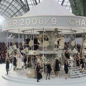Ready-To-Wear, Fall/Winter 2008/09
Pouť Chanel! Hosté na přehlídce Chanel si museli připadat jako na luxusní pouti! Modelky totiž vévodily nádhernému kolotoči ozdobenému masivními perlami a ikonickými symboly propojených C.
Ready-To-Wear, Fall/Winter 2008/09
Pouť Chanel! Hosté na přehlídce Chanel si museli připadat jako na luxusní pouti! Modelky totiž vévodily nádhernému kolotoči ozdobenému masivními perlami a ikonickými symboly propojených C.