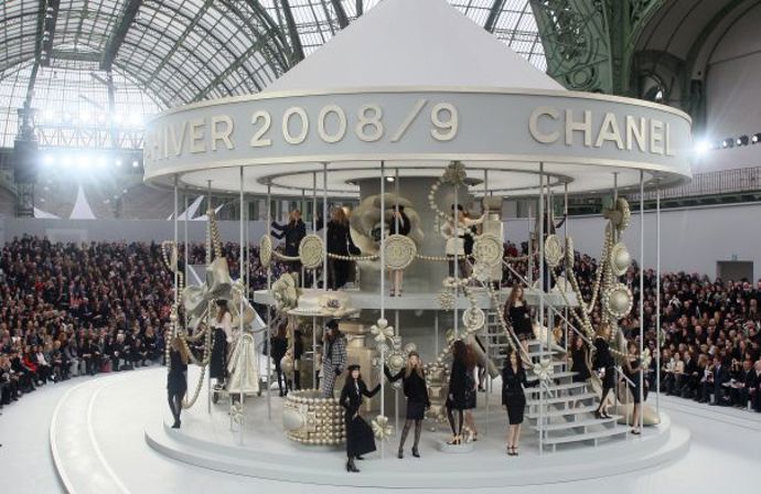 Ready-To-Wear, Fall/Winter 2008/09




Pouť Chanel! Hosté na přehlídce Chanel si museli připadat jako na luxusní pouti! Modelky totiž vévodily nádhernému kolotoči ozdobenému masivními perlami a ikonickými symboly propojených C. 
