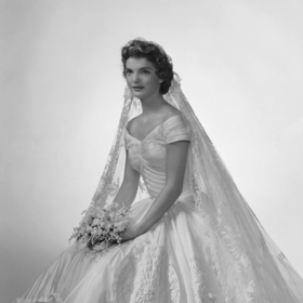 Svatební šaty oblékla Jackie v roce 1953, když si brala Johna Kennedyho.
Svatební šaty oblékla Jackie v roce 1953, když si brala Johna Kennedyho.
