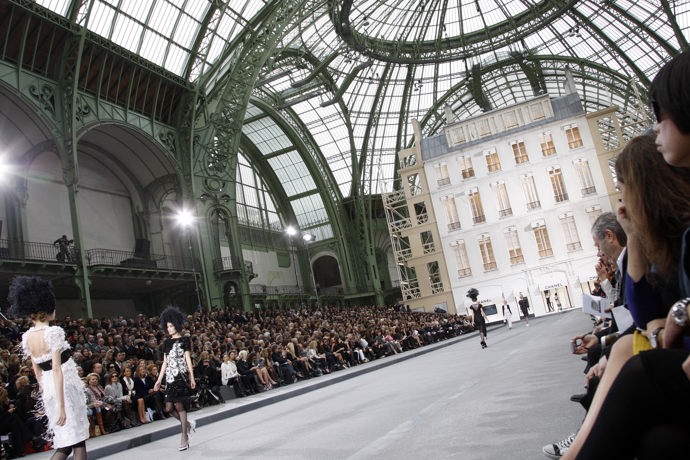 CHANEL SPRING/SUMMER 2009

Módní dům Chanel si na svou přehlídku vzal celý svůj dům.
