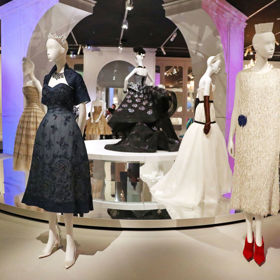 3. Až do ledna 2018 potrvá výstava Christian Dior - Couturier du rêve a tu si zkrátka nesmí nechat ujít žádný milovník módy
3. Až do ledna 2018 potrvá výstava Christian Dior - Couturier du rêve a tu si zkrátka nesmí nechat ujít žádný milovník módy