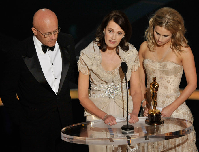 Heat Ledger dostal Oscara in memoriam (2009)

Smrt Heata Ledgera otřásla celým Hollywoodem. O sedm měsíců později šel do kin film Temný rytíř, kde herec ohromil svým brilantním výkonem v roli Jokera. Za něj dostal Oscara v kategorii herec ve vedlejší roli. Ledgerova rodina cenu přijala pro jeho, tehdy tříletou, dceru Matildu, kterou měl s herečkou Michael Williams.
