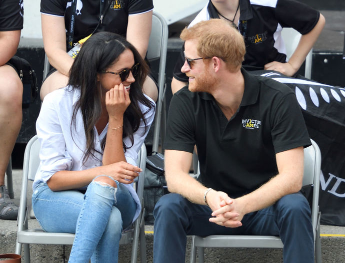 Poprvé se spolu objevili na veřejnosti letos v září na Invictus Games v Torontu. Meghan to v ležérním outfitu moc slušelo a princ Harry na ní mohl oči nechat. Tou dobou Meghan také poprvé o jejich vztahu promluvila v médiích, konkrétně v rozhovoru pro Vanity Fair řekla: "Jsme spolu velmi šťastní a jsme do sebe zamilovaní."
