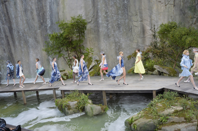 CHANEL SPRING/SUMMER 2018

Chanel přenesl řeku Gorges du Vordon z jihu Francie na sever.

