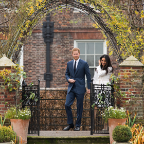 Navštivte palác Kensington, kde budou novomanželé bydlet 

Po svatbě se novomanželé Harry a Meghan přestěhují do Kensingtonského paláce a stanou se tak sousedy některých členů královské rodiny. Část paláce, který se nachází v západní části Londýna, je přístupný veřejnosti, a návštěvníci zde mohou obdivovat velkolepé pokoje a historická umělecká díla. Součástí královské rezidence Kensington je také výstava oblečení princezny Diany z 80. – 90. let nazvaná Diana: Její módní příběh. Výstava ukazuje prostřednictvím vystavených modelů proměnu mladé princezny Diany v ženu, která se stala ikonou pro celý svět. 

Vstupenku na prohlídku zakoupíte od 15,50 liber. 

https://www.hrp.org.uk/kensington-palace
