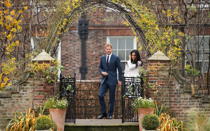 Navštivte palác Kensington, kde budou novomanželé bydlet 

Po svatbě se novomanželé Harry a Meghan přestěhují do Kensingtonského paláce a stanou se tak sousedy některých členů královské rodiny. Část paláce, který se nachází v západní části Londýna, je přístupný veřejnosti, a návštěvníci zde mohou obdivovat velkolepé pokoje a historická umělecká díla. Součástí královské rezidence Kensington je také výstava oblečení princezny Diany z 80. – 90. let nazvaná Diana: Její módní příběh. Výstava ukazuje prostřednictvím vystavených modelů proměnu mladé princezny Diany v ženu, která se stala ikonou pro celý svět. 

Vstupenku na prohlídku zakoupíte od 15,50 liber. 

https://www.hrp.org.uk/kensington-palace
