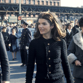 Jackie Onassis je jednou z osobností, které Chanel kostýmek proslavily. U Jackie se tento ikonický kousek pojí s tragickou událostí, měla ho totiž na sobě v okamžiku, kdy byl spáchán atentát na jejího manžela J. F. Kennedyho. Jackie Chanel kostýmky nosila opravdu často, černou variantu zvolila na pohřeb kardinála Cushinga.
Jackie Onassis je jednou z osobností, které Chanel kostýmek proslavily. U Jackie se tento ikonický kousek pojí s tragickou událostí, měla ho totiž na sobě v okamžiku, kdy byl spáchán atentát na jejího manžela J. F. Kennedyho. Jackie Chanel kostýmky nosila opravdu často, černou variantu zvolila na pohřeb kardinála Cushinga.