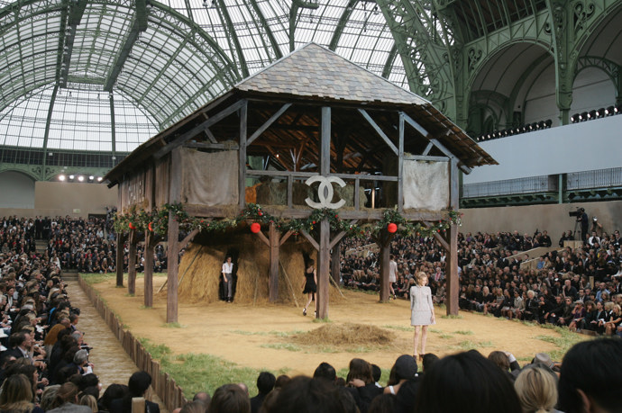 CHANEL SPRING/SUMMER 2010

Kousek venkova na přehlídce jaro/léto 2010.
