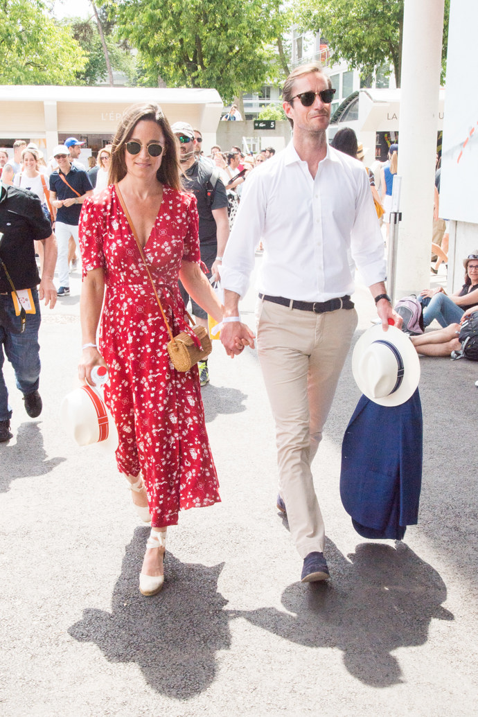 Ryze francouzský outfit zvolila Pippa Middleton při návštěvě Paříže v roce 2018.
Ryze francouzský outfit zvolila Pippa Middleton při návštěvě Paříže v roce 2018.