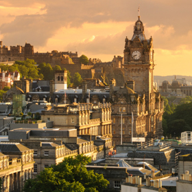 Edinburgh

Z návštěvy skotského hlavního města vytěžíte nejvíce, když se ubytujete v centru. Butikový hotel Rutland leží přímo ve středu čtvrti West End, takže je skvělým výchozím bodem pro objevování města. Nebo můžete jít v šlépějích hvězd, jako je Sophia Loren, Elizabeth Taylor, Paul McCartney nebo J. K. Rowlingová a ubytovat se v prestižním pětihvězdičkovém hotelu Balmoral.

Na jídlo si můžete zajít například do restaurace Timberyard v industriálním stylu, která se nachází v bývalém skladu v cihlové budově z 19. století. Kromě restaurace je zde i řeznictví a udírna. Všechny suroviny jsou lokální a tomu odpovídá i atmosféra - domácí a odpočinková.

Kdybyste v Edinburghu mohla udělat jenom jednu věc, měla byste v srpnu zajít na Fringe festival, kdy v ulicích potkáte umělce všeho druhu. Kromě festivalu stojí ve Skotsku za vyzkoušení určitě degustace whisky.

