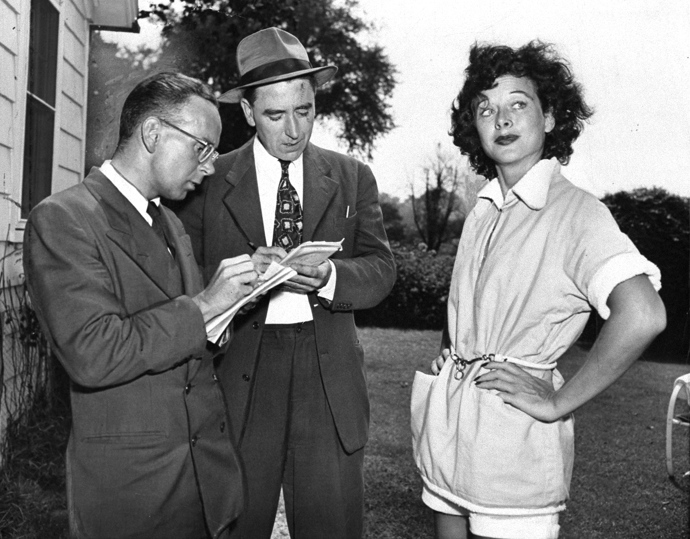 Hedy Lamarr při rozhovoru s novináři
