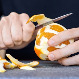 Citrusy jsou skvělým zdrojem vitamínu C. I jejich kůra má však praktické využití. 
