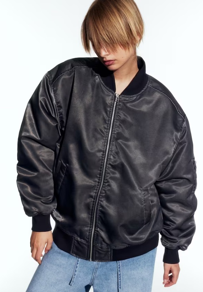 Bomber patinovaný vzhled, H&M, 1 199 Kč

