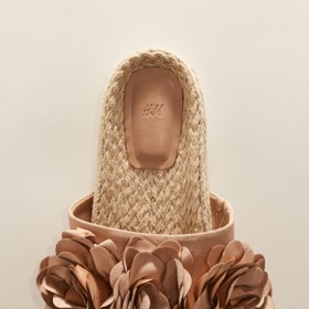 Sandály espadrilky s aplikací, H&M, 839 Kč
Sandály espadrilky s aplikací, H&M, 839 Kč