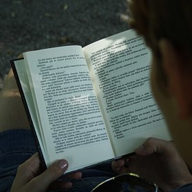 Školní četba za socialismu nebyla jen o příbězích, ale i o tom, jak správně přemýšlet. Mezi klasikou a ideologií se formovala celá generace čtenářů.

