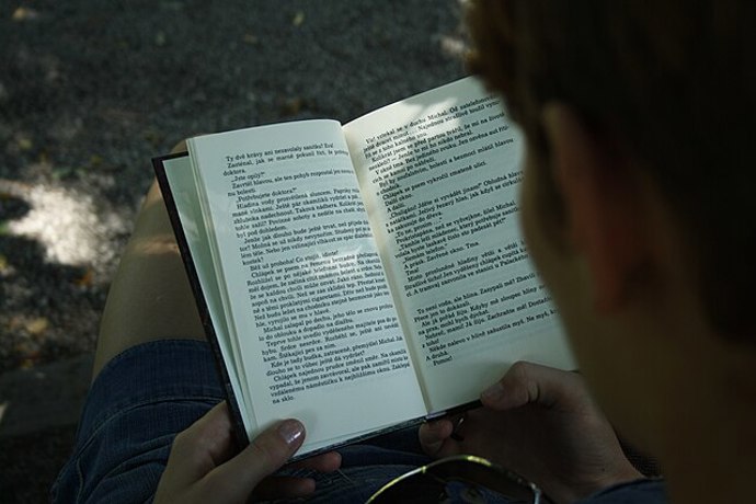 Školní četba za socialismu nebyla jen o příbězích, ale i o tom, jak správně přemýšlet. Mezi klasikou a ideologií se formovala celá generace čtenářů.
