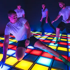GlowStep je ideální pro 2 až 6 hráčů. Můžete hrát jako rodina společně, nebo se rozdělit a postavit proti sobě třeba rodiče a děti.
GlowStep je ideální pro 2 až 6 hráčů. Můžete hrát jako rodina společně, nebo se rozdělit a postavit proti sobě třeba rodiče a děti.