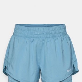 Tyrkysové sportovní šortky, Nike Performance, 1 080 Kč
Tyrkysové sportovní šortky, Nike Performance, 1 080 Kč