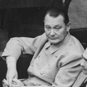 Jako pilot v první světové válce si vybudoval pověst odvážného letce. Už tehdy ale ukázal, že porážku neumí přijmout bez teatrálních gest.
Jako pilot v první světové válce si vybudoval pověst odvážného letce. Už tehdy ale ukázal, že porážku neumí přijmout bez teatrálních gest.