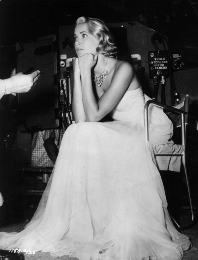 Grace Kelly se narodila v americké Filadelfii. Stala se slavnou herečkou, a dokonce v roce 1955 získala Oscara za hlavní roli ve filmu Country Girl. O rok později se provdala za monackého knížete Rainiera III. a od té doby ji celý svět znal jako kněžnu Grace. V roce 1982 bohužel zemřela při autonehodě.
