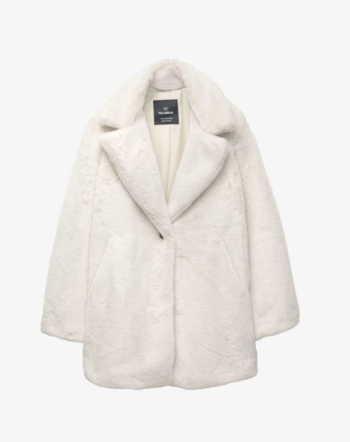 Bílý kožich z umělé kožešiny, PULL&BEAR, 1 199 Kč
