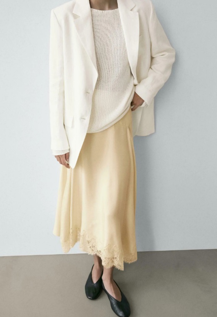 Máslově žlutá saténová sukně, Massimo Dutti, 2 699 Kč
