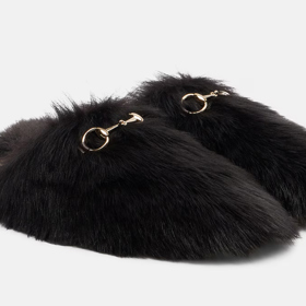 Boty s kožešinou, Gucci, Mytheresa, 950 € 
