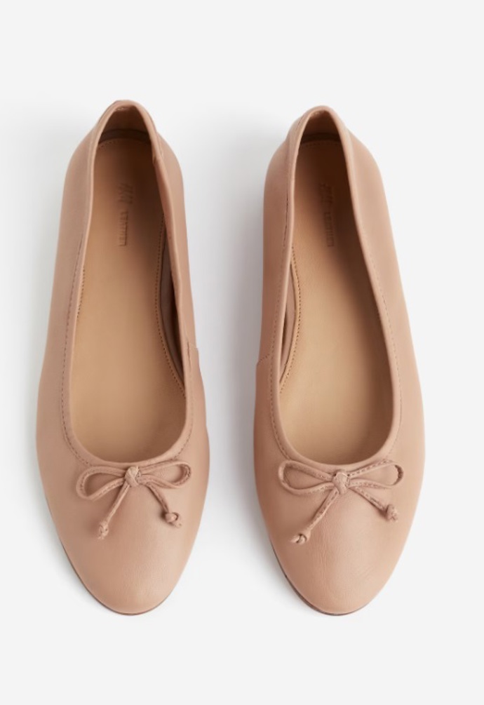 Pudrově růžové kožené baleríny, H&M, 1 199 Kč
