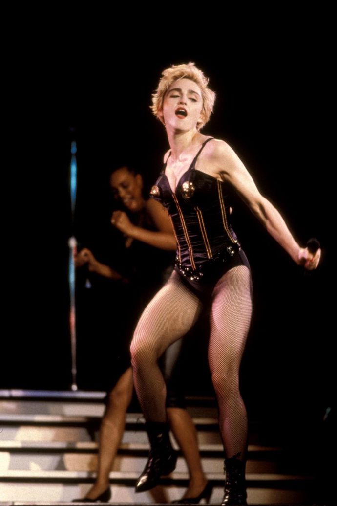 1987

Korzet se zlatými hroty na podprsence od Jeana Paula Gaultiera předvedla na svém „Who‘s That Girl“ tour.
