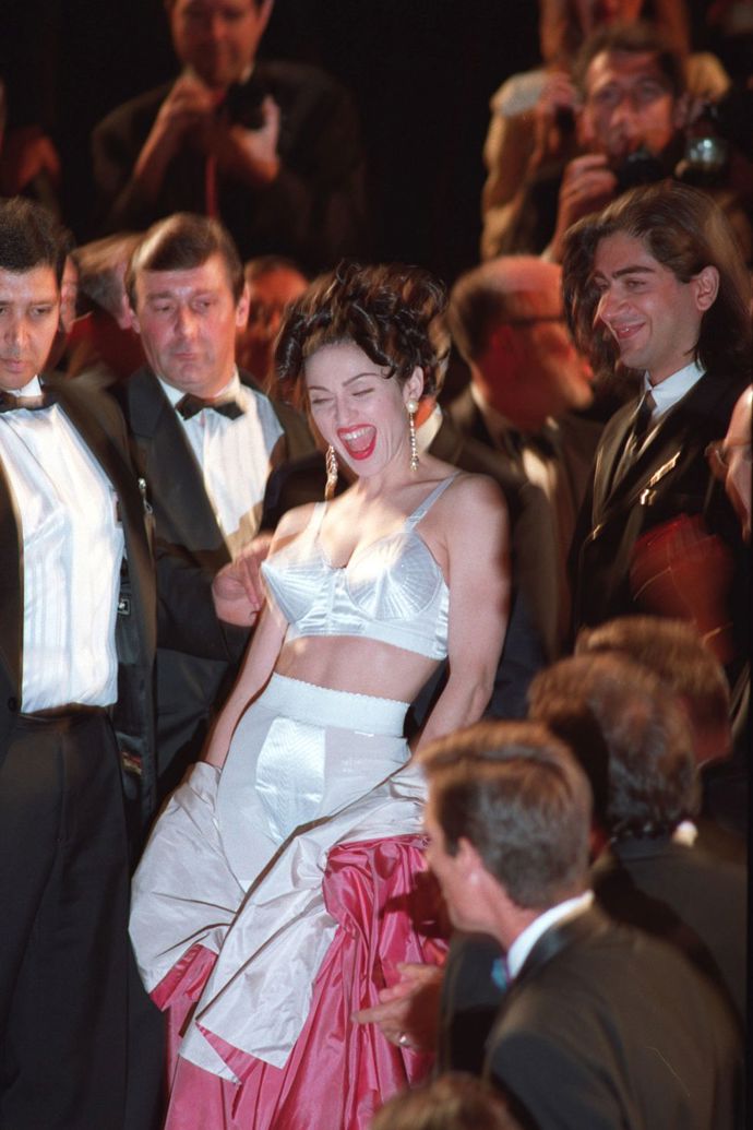 1991

Na festivalu v Cannes se ukázala opět ve své špičaté podprsence.
