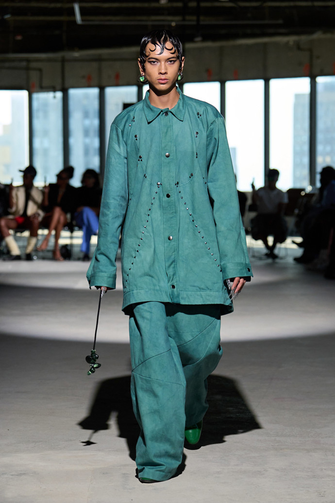 Monochormatické outfity jsou pro Transformative Teal typické
Monochormatické outfity jsou pro Transformative Teal typické