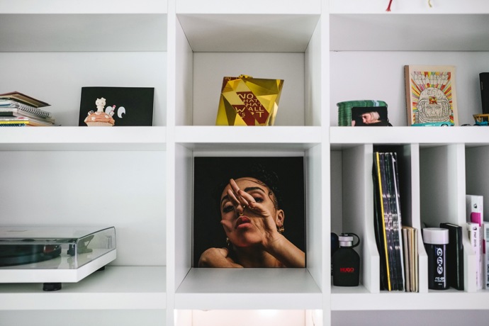 V pracovním koutku se skvěle doplňují se stolem značky Master & Master a plakátem od Michaelina oblíbeného studia Hey.

