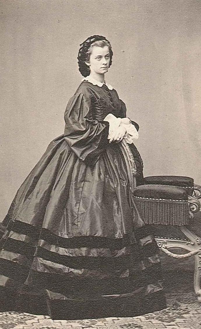 Princezna Ludovika Bavorská se svými dětmi. Vlevo je Žofie ještě jako dítě.
Princezna Ludovika Bavorská se svými dětmi. Vlevo je Žofie ještě jako dítě.