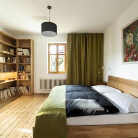Bydlení Martiny už potřebovalo výraznou změnu. Požádala proto designéry z ateliéru Hezkey, aby jí pomohli s kuchyní propojenou s jídelnou, ložnicí a šatnou. To vše v retro stylu tak, aby byl výsledek harmonický.
Bydlení Martiny už potřebovalo výraznou změnu. Požádala proto designéry z ateliéru Hezkey, aby jí pomohli s kuchyní propojenou s jídelnou, ložnicí a šatnou. To vše v retro stylu tak, aby byl výsledek harmonický.