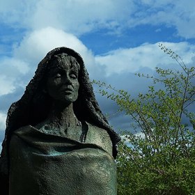 Nebála se mluvit o ženském těle otevřeně a bez studu. Ve středověku to bylo téměř revoluční.
