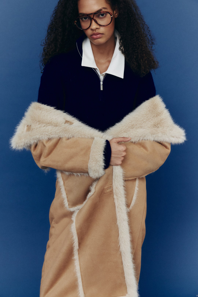 Béžový kabát s kožíškem, H&M, 1099 Kč

