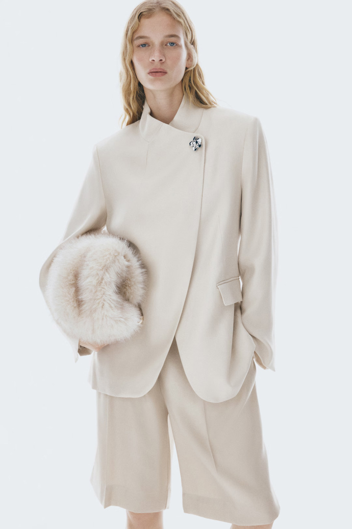 Krémové sako se zapínáním u krku, H&M, 1349 Kč
