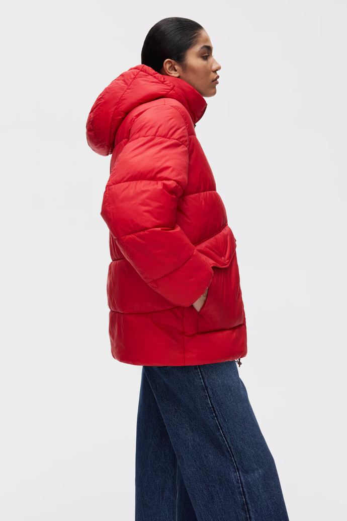 Červená prošívaná bunda, H&M, 1459 Kč
