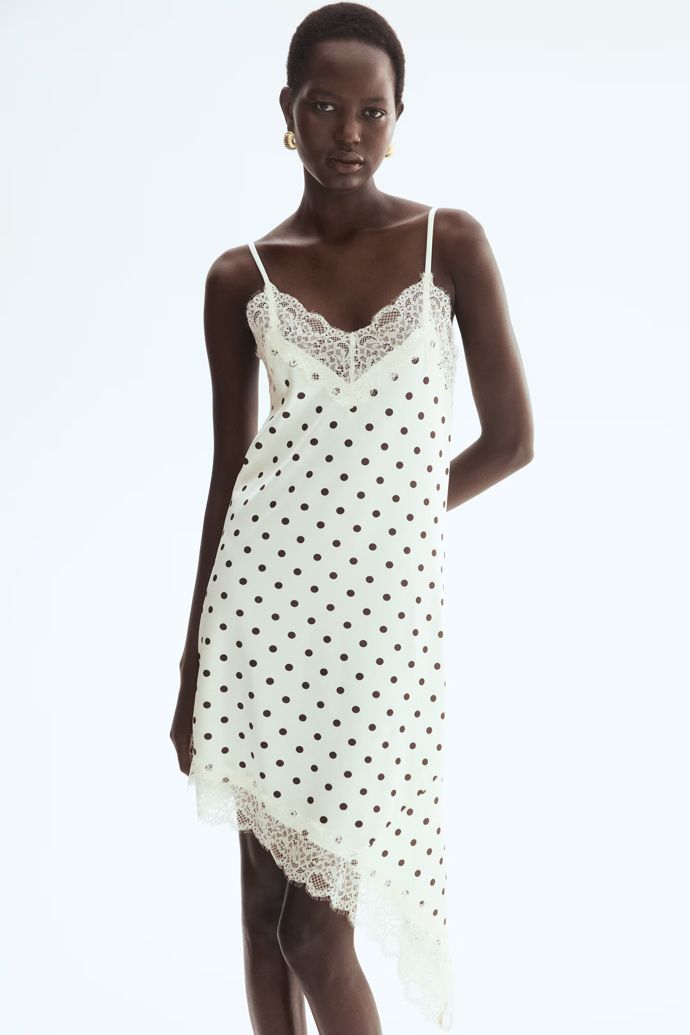 Šaty s krajkou a puntíky, H&M, 669 Kč
