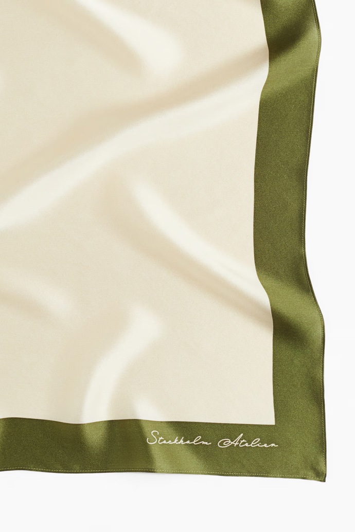Šátek, H&M, 859 Kč
Šátek, H&M, 859 Kč