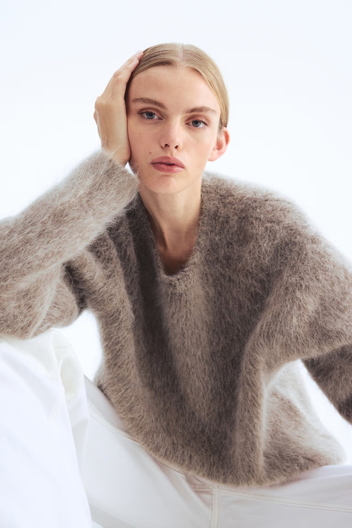 Svetr z mohéru, H&M, 2999 Kč
Svetr z mohéru, H&M, 2999 Kč