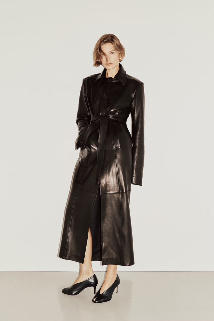 Kožený kabát, H&M, 11 999 Kč
