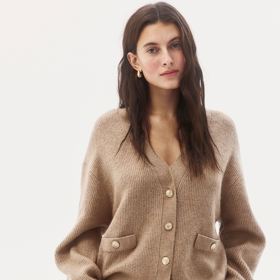 Žebrovaný propínací svetr, H&M, 599 Kč
