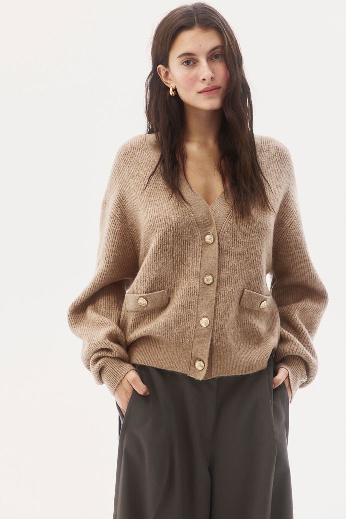 Žebrovaný propínací svetr, H&M, 599 Kč
