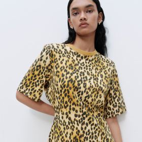 Tričkové šaty s ramenními vycpávkami, H&M, 479 Kč
Tričkové šaty s ramenními vycpávkami, H&M, 479 Kč