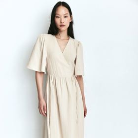 Mušelínové zavinovací šaty, H&M, 959 Kč
Mušelínové zavinovací šaty, H&M, 959 Kč