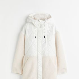 Plyšový kabát s prošívaným horním dílem, H&M, 1399 Kč.
Plyšový kabát s prošívaným horním dílem, H&M, 1399 Kč.