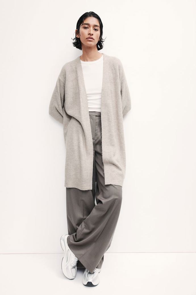 Dlouhý propínací svetr, H&M, 479 Kč
