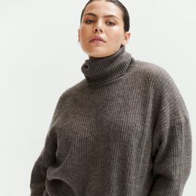 Oversized svetr s rolákem, H&M, 349 Kč
Oversized svetr s rolákem, H&M, 349 Kč